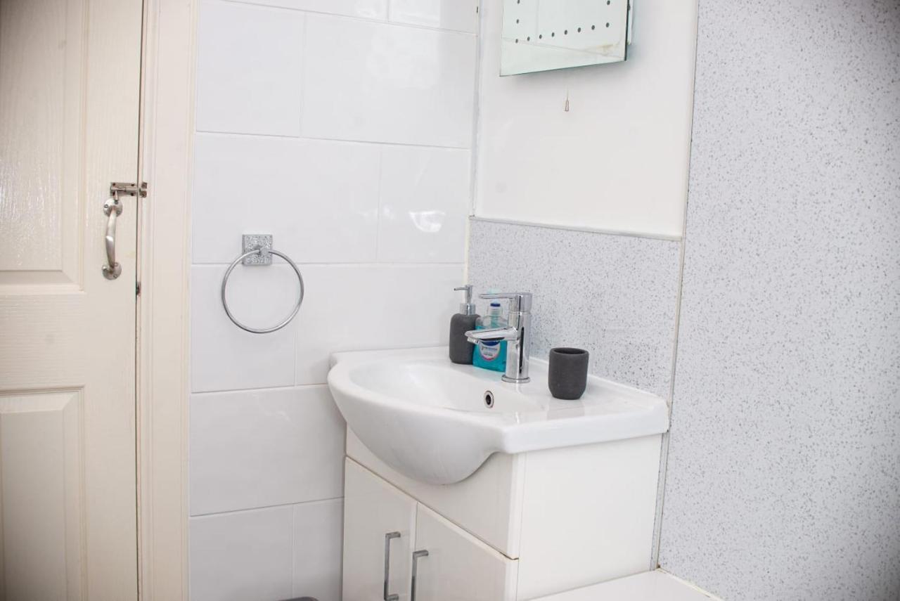 Entire Fabulous 2Bedroom First Floor Flat Located Within Close Proximity To City Centre & University Of Aberdeen With Private Parking Eksteriør bilde